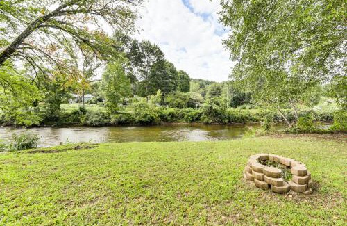 Sylva Casa | Sylva Riverfront Cabin Near WCU Pet-Friendly!