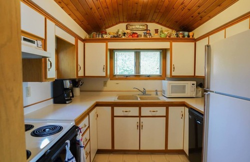 South Haven Cabina | Sylvia Oaks Cabin Rental Snowmobile and Boat Rentals