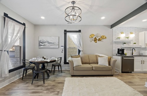 Jeffersonville Casa | Symphony: Work Friendly & Near Downtown