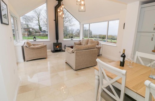 Dinas Casa | Tŷ'n Lôn Bach