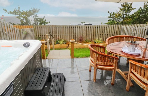Ogmore-by-Sea Cabaña | T? GLAS, pet friendly, country holiday cottage in Ogmore-By-Sea