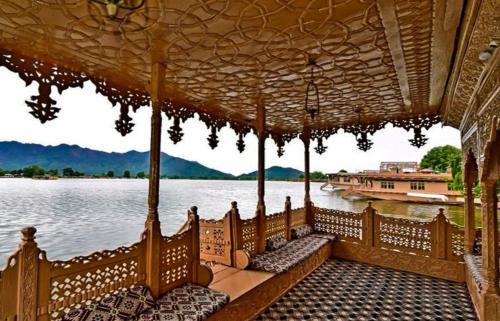 Dal Lake Hotel | T heritage houseboat
