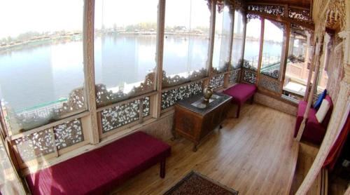 Dal Lake Hotel | T heritage houseboat