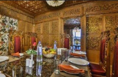 Dal Lake Hotel | T heritage houseboat