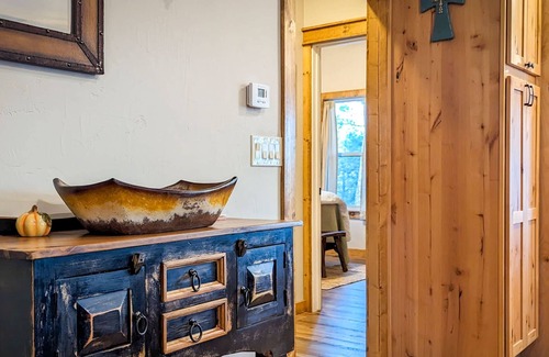 Ruidoso Cabina | T-Post Cabin Summary: