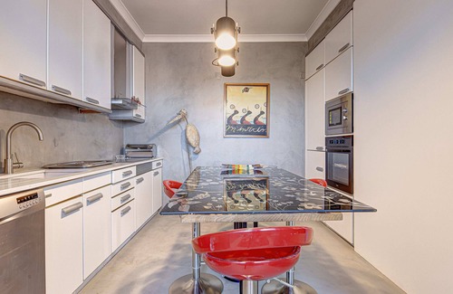 Campo Grande Apartamento | T0+1 APARTMENT WITH STUNNING VIEWS OVER THE NEIGHBORHOOD OF ALVALADE