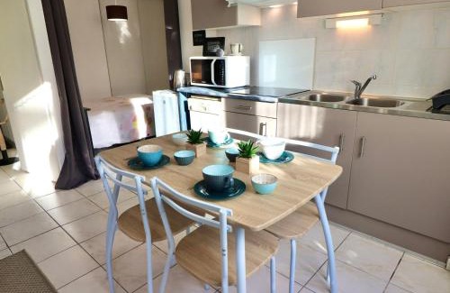 Annecy Old Town Apartamento | T1 Confortable à 2 Pas du Centre d'Annecy avec Parking et Terrasse - FR-1-432-44