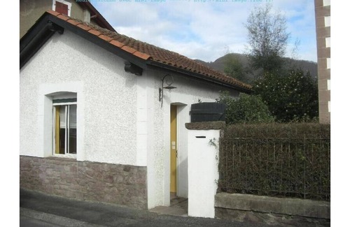 Saint-Jean-Pied-de-Port Apartamento | T1Bis in a charming house all comfort downtown ST j PIED DE PORTWifi