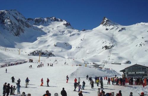 Luz-Saint-Sauveur Apartamento | T2 cabine avec balcon, piscine et parking à Luz-Saint-Sauveur, proche commodités et stations de ski - FR-1-402-140