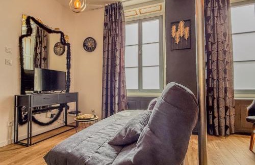 Illiers-Combray Apartamento | T2 en centre-ville d'Illiers-Combray - parking- lit king size - terrasse