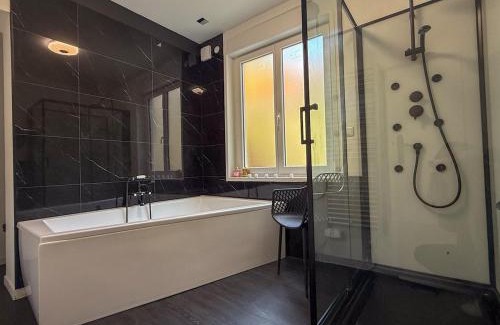 Illiers-Combray Apartamento | T2 en centre-ville d'Illiers-Combray - parking- lit king size - terrasse