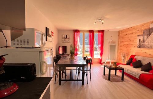 Cauterets Apartamento | T2 ensoleillé. Terrasse et vaste jardin commun