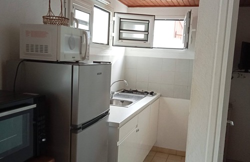 Trois-Rivieres Apartamento | T2 ground floor of fenced villa, parking, near beach.