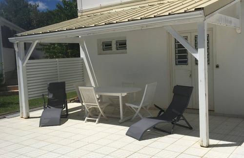 Trois-Rivieres Apartamento | T2 ground floor of fenced villa, parking, near beach.