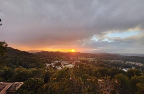 Mougins Apartamento | T3 avec magnifique vue montagne, 3 étoiles, piscine et parking, clim