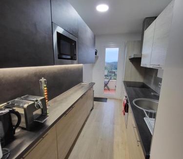 Mougins Apartamento | T3 avec magnifique vue montagne, 3 étoiles, piscine et parking, clim