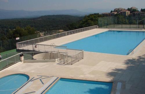 Mougins Apartamento | T3 avec magnifique vue montagne, 3 étoiles, piscine et parking, clim