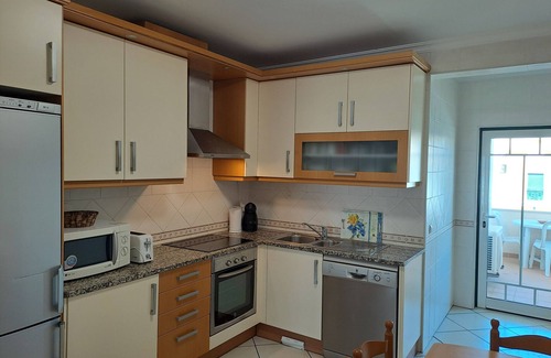 Areias de Sao Joao Apartamento | T3, espaçoso, wifi, a/c, junto à praia!
