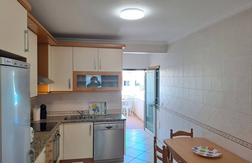 Areias de Sao Joao Apartamento | T3, espaçoso, wifi, a/c, junto à praia!