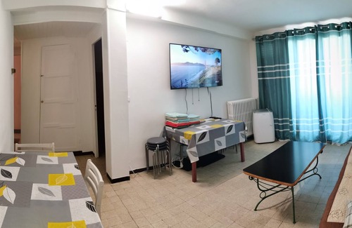 3rd Arrondissement Apartamento | T4 Apartment with sunny balcony near St Charles Marseille station