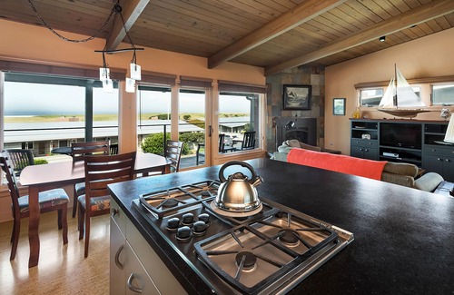 Gearhart Condominio | Hermoso condominio expansivo con vista al mar. Recién remodelado.