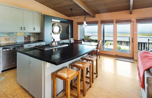 Gearhart Condominio | Hermoso condominio expansivo con vista al mar. Recién remodelado.
