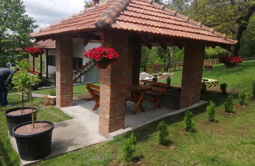 Mladenovac Casa | Taćina i Dokina kolibica