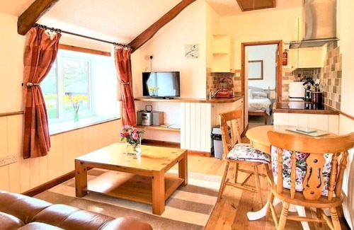 Fivelanes Cabaña | Ta Mill Smithy Cottage in a Stunning Retreat