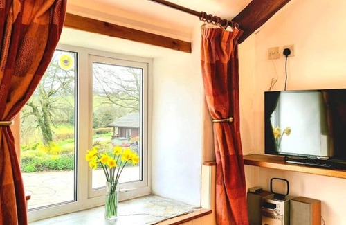 Fivelanes Cabaña | Ta Mill Smithy Cottage in a Stunning Retreat