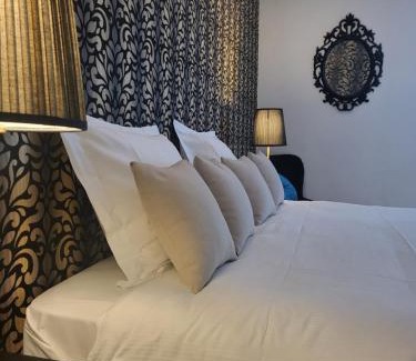 Mons Cama Y Desayuno | Table et chambre particulière