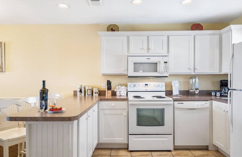 Kimberling City Condominio | Table Rock Lake Access Condo w Peaceful View-Free Daily Tickets-Cmty Pool-Pickleball