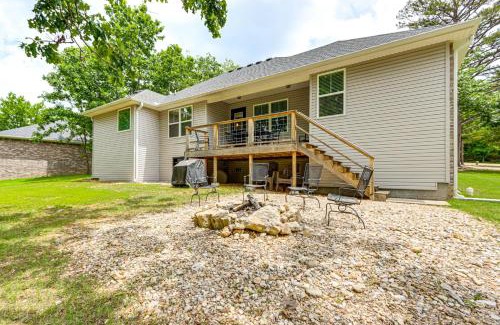 Holiday Island Casa | Table Rock Lake Retreat Walk to Shore!