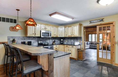 Kimberling City Cabina | Table Rock Lodge - True Lake Front with Dock on 2 Acres