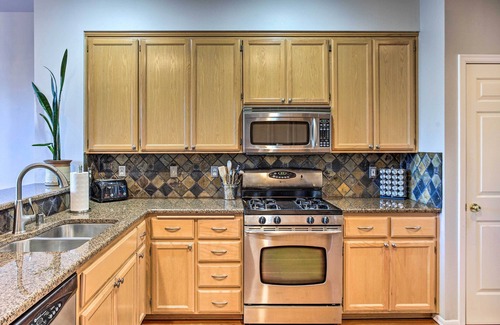 Northeast Tacoma Casa | Tacoma Home w/ Garden + Pond ~ 3 Mi to Beach!