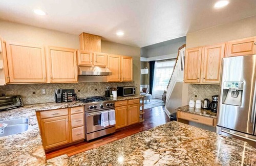 Lakewood Apartamento | Tacoma Retreat- Hot Tub, Fireplace & AC!