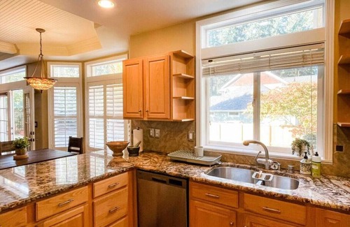 Lakewood Apartamento | Tacoma Retreat- Hot Tub, Fireplace & AC!