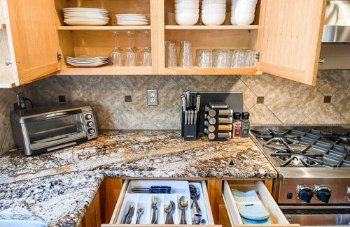 Lakewood Apartamento | Tacoma Retreat- Hot Tub, Fireplace & AC!