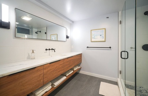 Stockbridge Otro | A 4.000 metros cuadrados de nueva construcción de 3 dormitorios con techos abuhardillados en el río Housatonic
