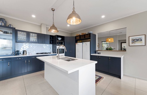 Kawaha Point Casa | "Taha Moana" Step out the door onto the lake front