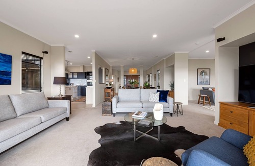Kawaha Point Casa | "Taha Moana" Step out the door onto the lake front