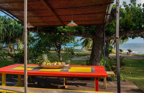 Otumai Villa | Tahiti Beach house villa costera decorada hermoso jardín y baño bajo los alisios