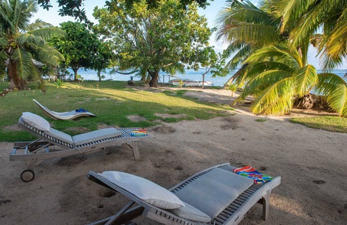 Otumai Villa | Tahiti Beach house villa costera decorada hermoso jardín y baño bajo los alisios