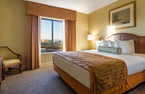 Las Vegas Complejo | Tahiti Village 1-BR Condo - Tropical Oasis with Luxury Resort-Style Pool