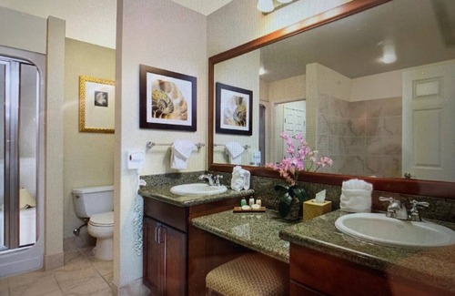 Las Vegas Complejo | Tahiti Village Huge 1BR Luxury Suite, Jacuzzi, Steam Shower, Balcony, Lazy River