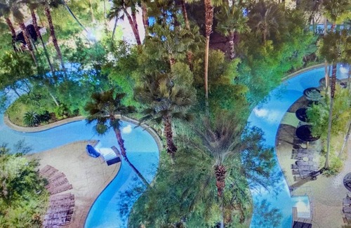 Las Vegas Complejo | Tahiti Village Huge 1BR Luxury Suite, Jacuzzi, Steam Shower, Balcony, Lazy River