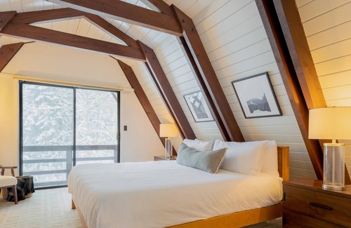 Alpine Meadows Cabina | Tahoe Bliss by AvantStay | Mins from Slopes/Shore