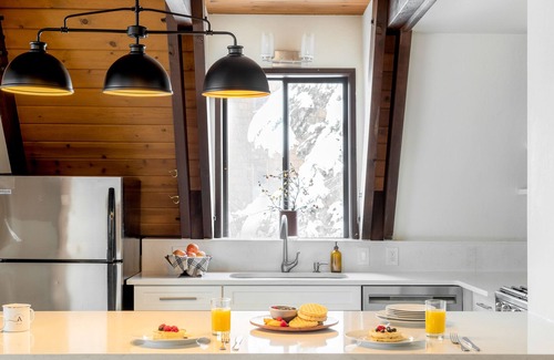 Alpine Meadows Cabina | Tahoe Bliss by AvantStay | Mins from Slopes/Shore