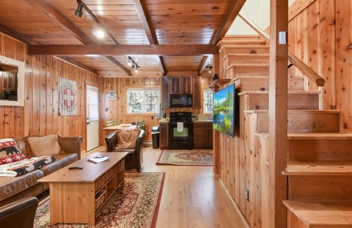 Tahoma Cabina | Tahoe Cabin 1 mile from lake. Great for family or couples!