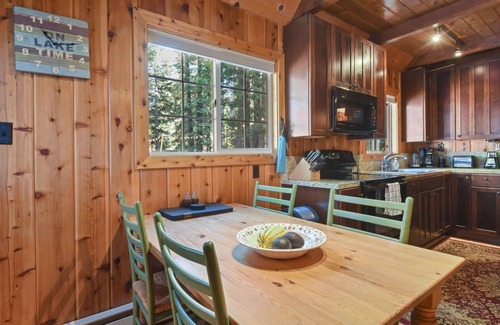 Tahoma Cabina | Tahoe Cabin 1 mile from lake. Great for family or couples!