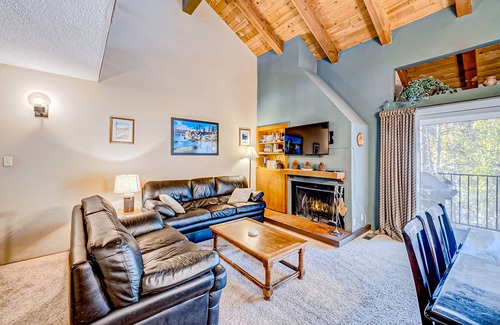 Carnelian Woods Condominio | Tahoe condo with hot tub, central AC, fireplace, gas grill & balcony
